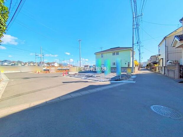 前面道路を含めた現地写真です。