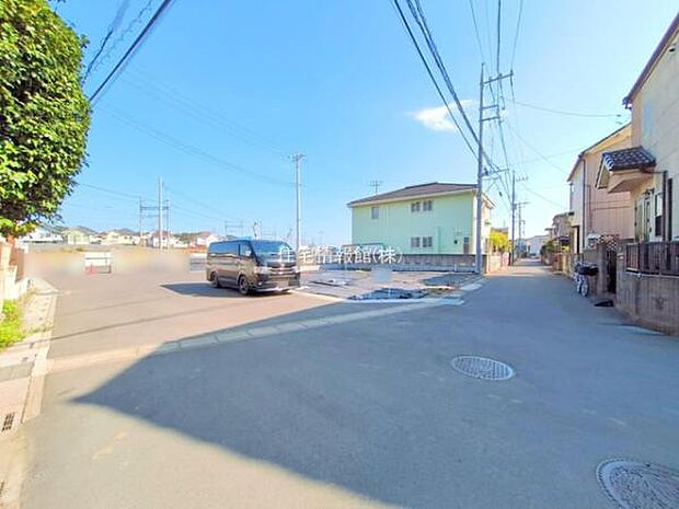 前面道路を含めた現地写真です。