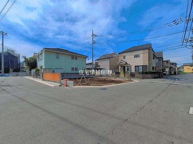 前面道路を含めた現地写真です。