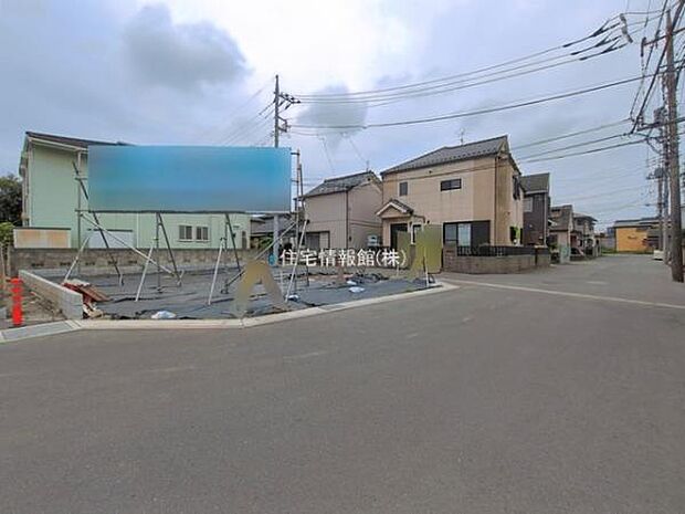 前面道路を含めた現地写真です。