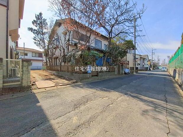 前面道路を含めた現地写真です。