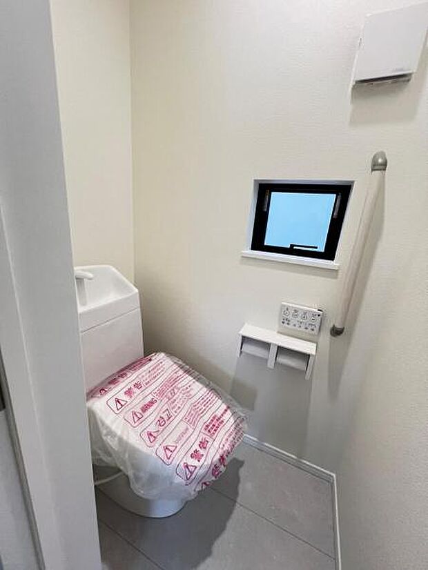 シャワー洗浄機能付のトイレは、清潔感が印象的な空間ですね。