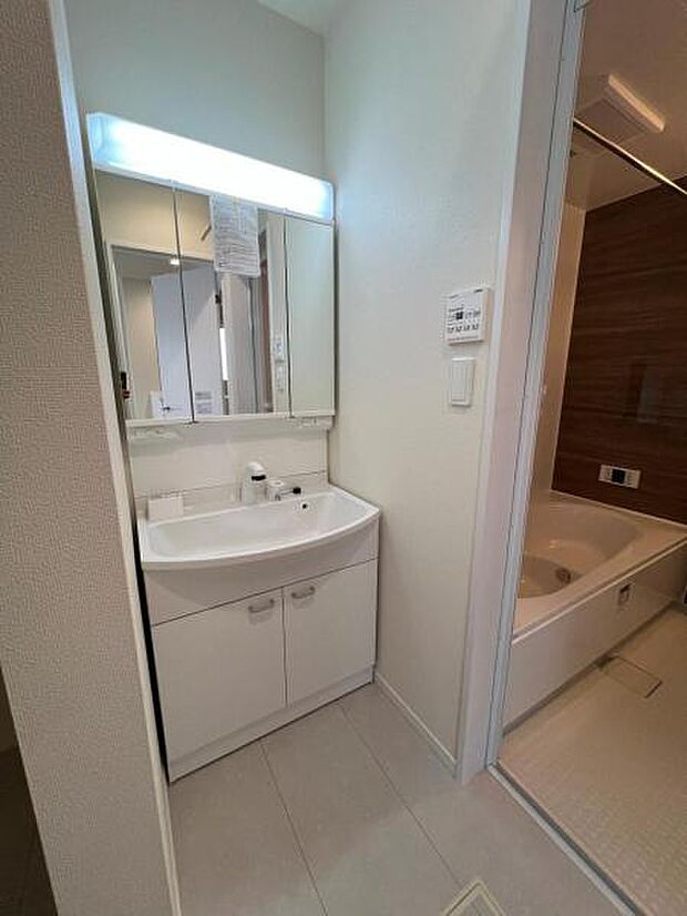 シャワー付き洗面化粧台です。手軽にシャンプーができ、お掃除もしやすいですね。