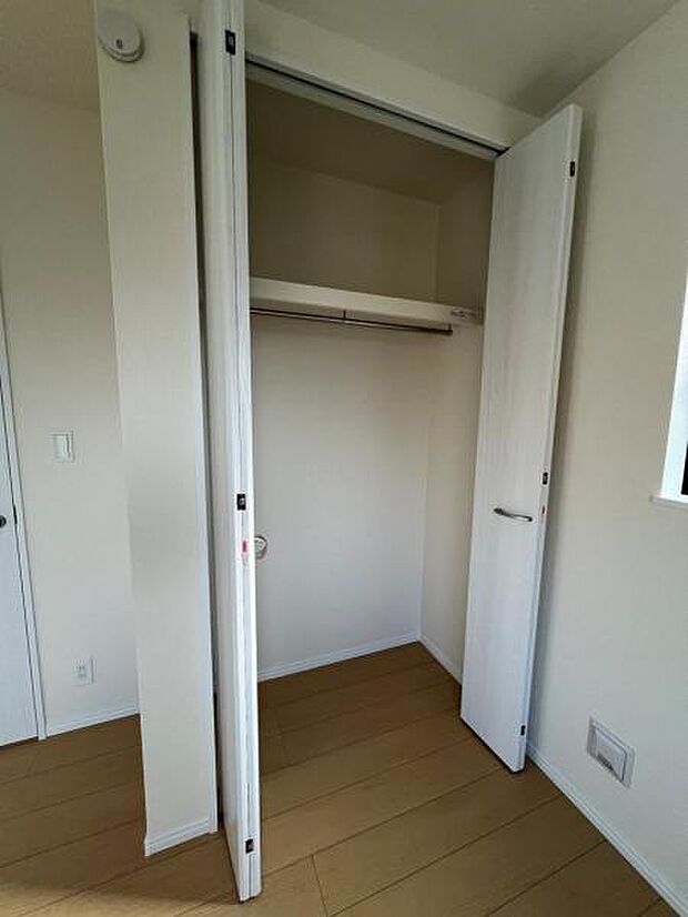 中の物を確認しやすく、取り出しやすい収納スペース。お部屋を広々とお使いいただけます。