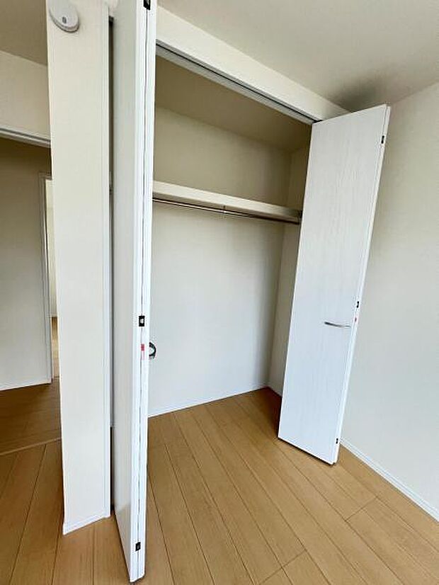 枕棚とハンガーパイプの付いたクローゼットです。