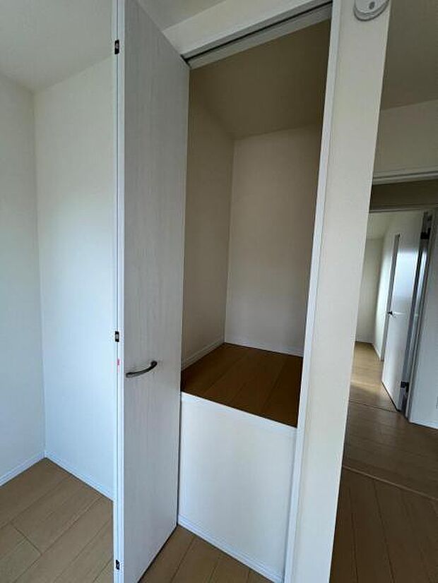 いつでもお部屋をスッキリお使い頂ける収納スペースを設置。