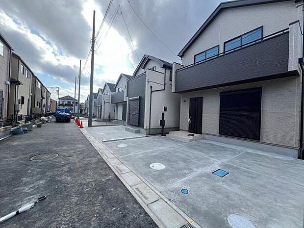 前面道路を含めた現地写真です。