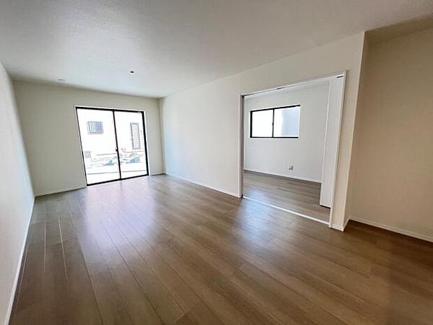 リビングダイニングになります。ご家族そろっての素敵な空間になりそうですね。