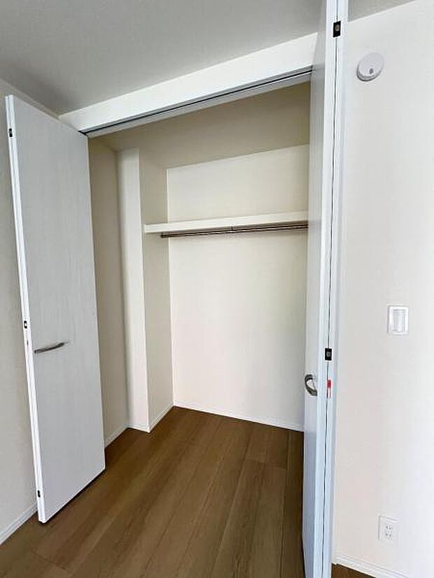 いつでもお部屋をスッキリお使い頂ける収納スペースを設置。