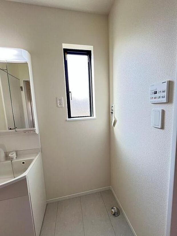 独立洗面台の横にはランドリースペースがございます。