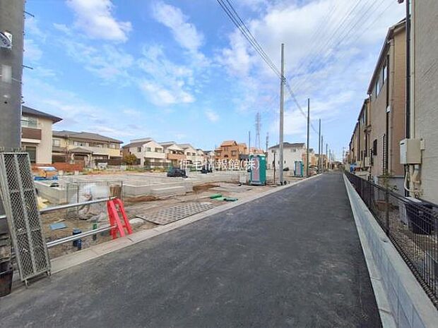 前面道路を含めた現地写真です。