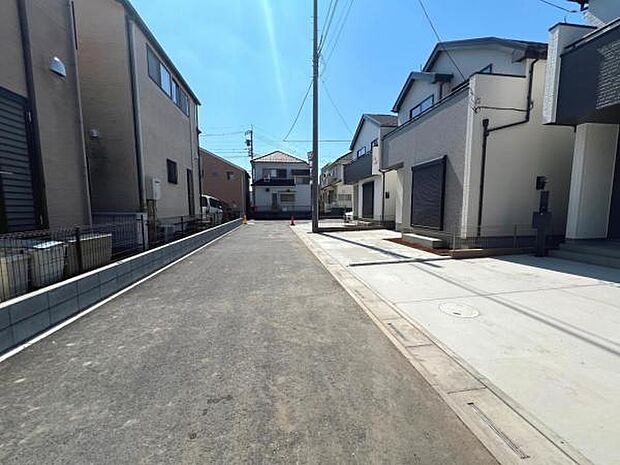 前面道路を含めた現地写真です。