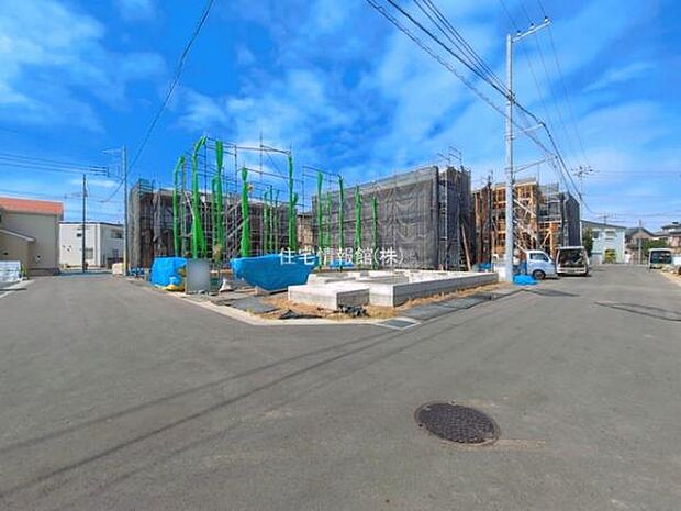 前面道路を含めた現地写真です。