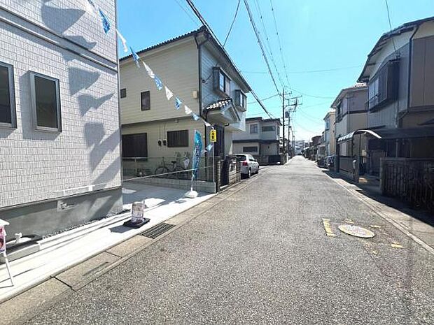 前面道路を含めた現地写真です。