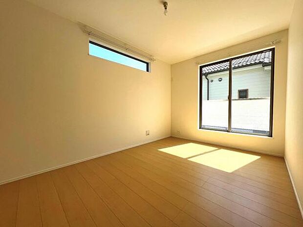 木の温もりが優しいフローリングの収納スペース付き洋室です。