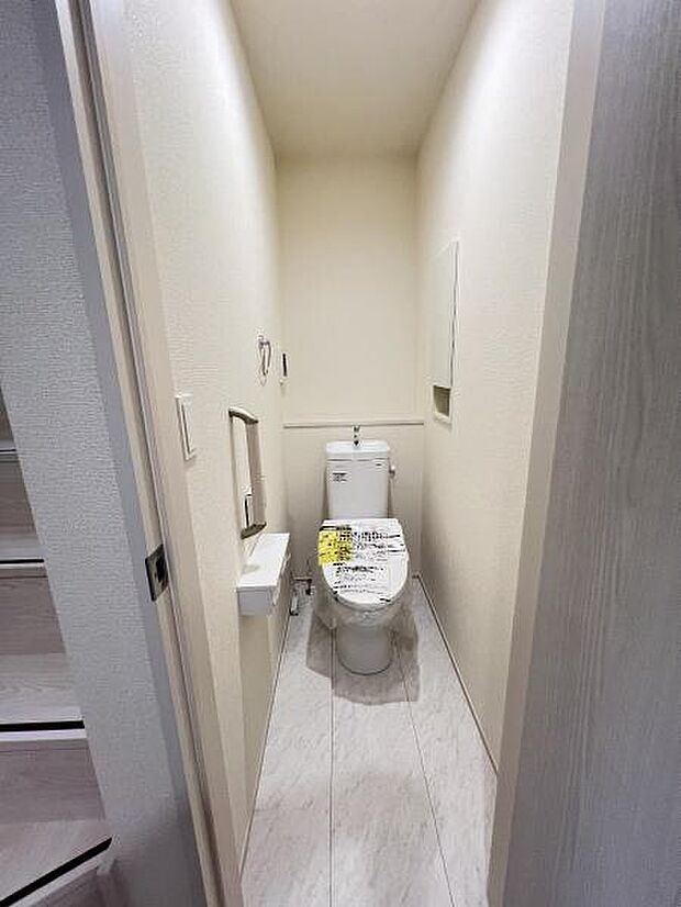 シャワー洗浄機能付のトイレは、清潔感が印象的な空間ですね。