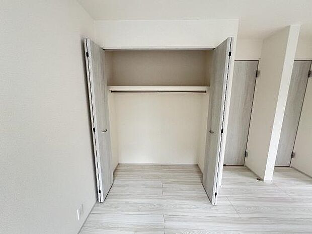 枕棚とハンガーパイプの付いたクローゼットです。