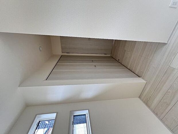 いつでもお部屋をスッキリお使い頂ける収納スペースを設置。