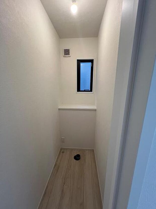 ほっと安らげるトイレ空間です。シャワー洗浄機能付のトイレは、清潔感が印象的な空間ですね。（工事中）