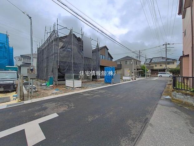 前面道路を含めた現地写真です。
