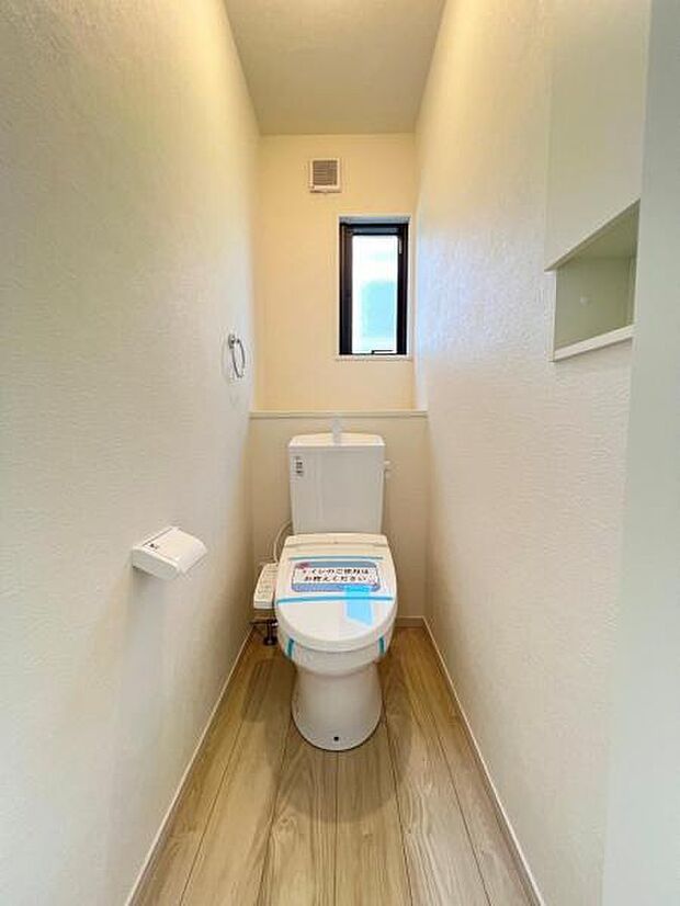 シャワー洗浄機能付のトイレは、清潔感が印象的な空間ですね。