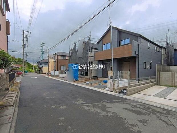 前面道路を含めた現地写真です。