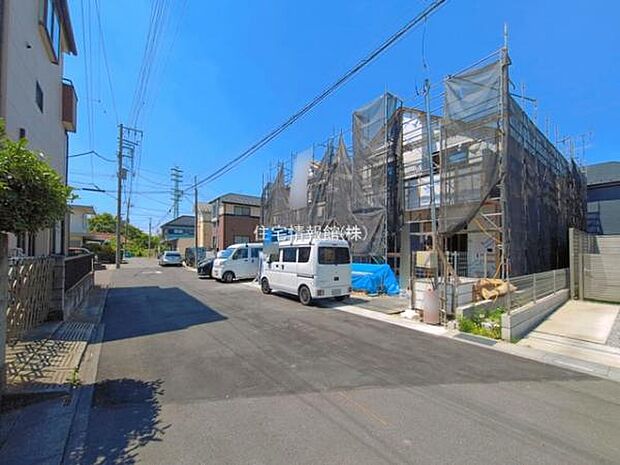 前面道路を含めた現地写真です。