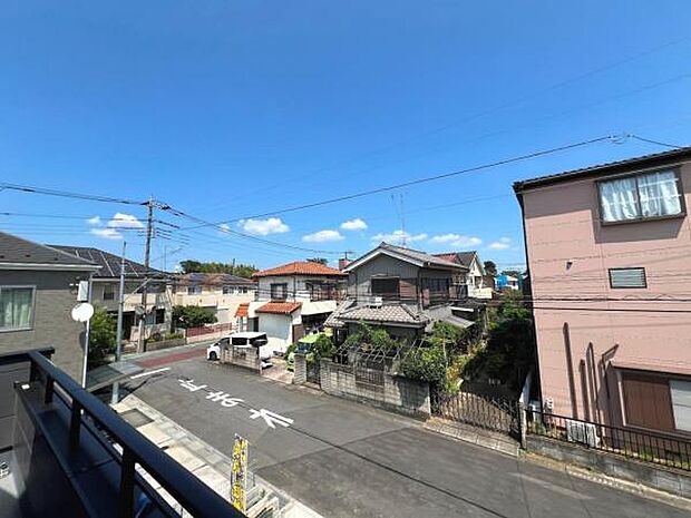 バルコニーからの眺望です。明るい陽射しを浴びながらゆったりと過ごすのも良いですね。