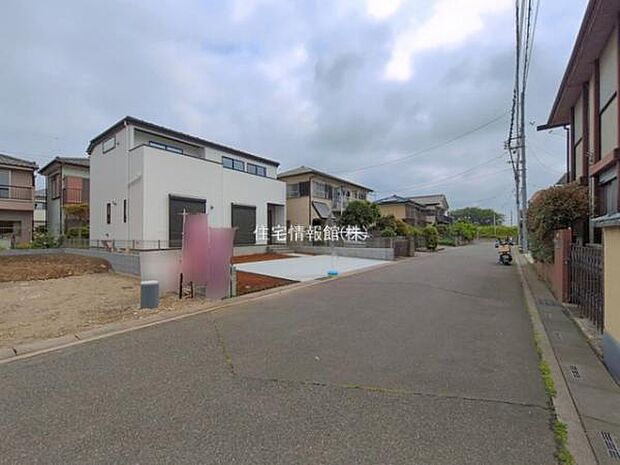 前面道路を含めた現地写真です。