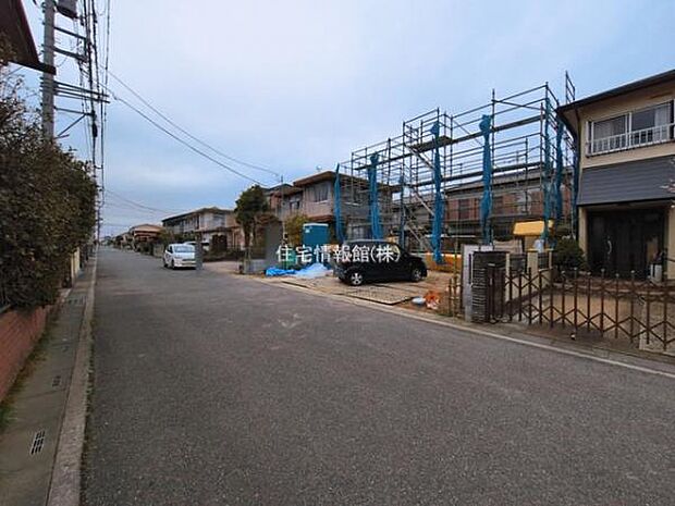 前面道路を含めた現地写真です。
