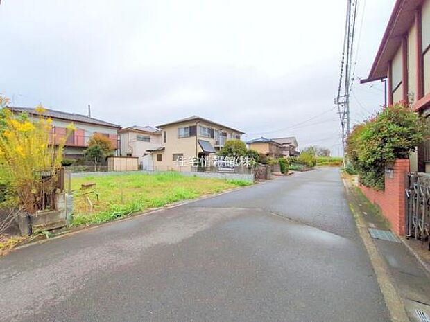 前面道路を含めた現地写真です。