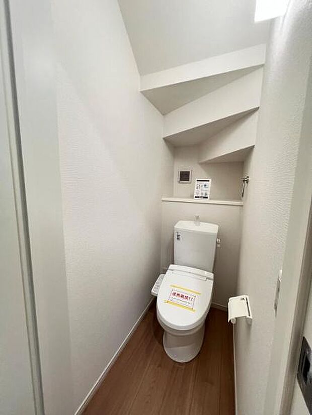 シャワー洗浄機能付のトイレは、清潔感が印象的な空間ですね。