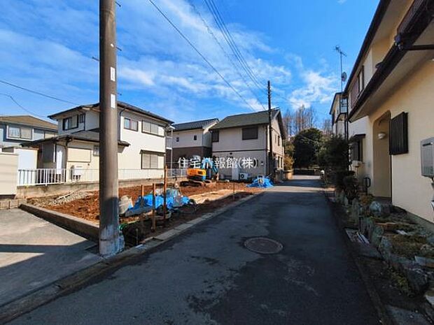 前面道路を含めた現地写真です。