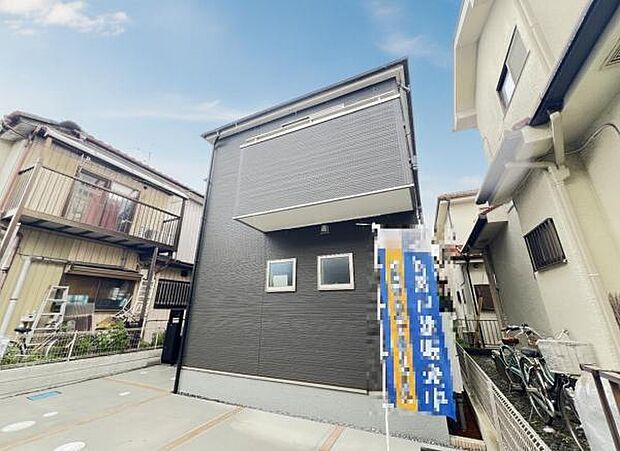 前面道路を含めた現地写真です。ぜひ周辺環境も併せてご覧ください。住宅地につき落ち着いた新生活を始められそうです。