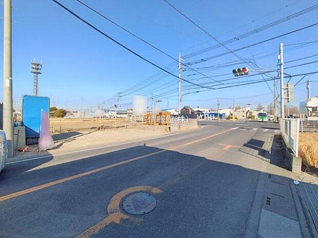 前面道路を含めた現地写真です。