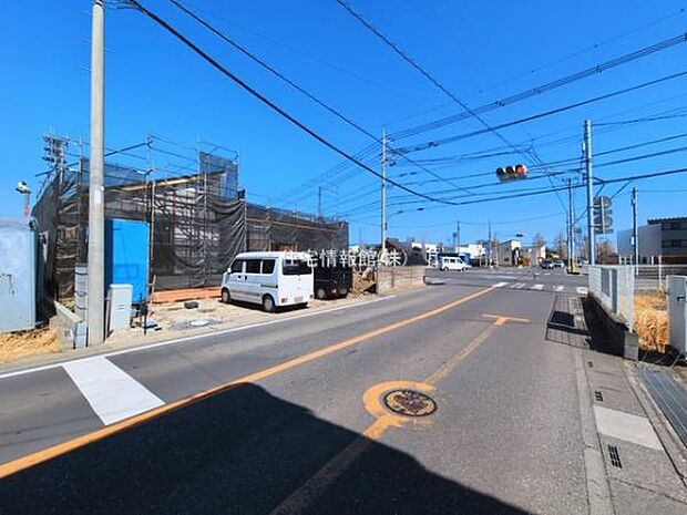 前面道路を含めた現地写真です。