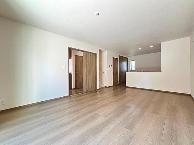 お食事中もキッチンと会話が楽しめるダイニングスペース。