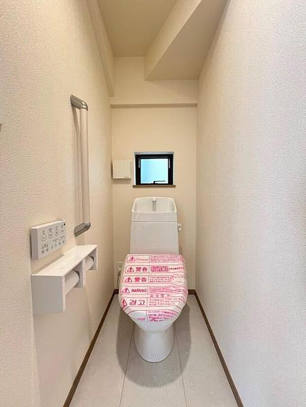 シャワー洗浄機能付のトイレは、清潔感が印象的な空間ですね。