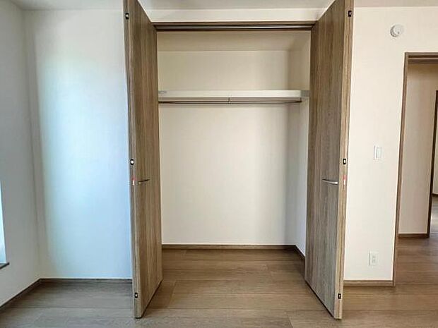 中の物を確認しやすく、取り出しやすい収納スペース。お部屋を広々とお使いいただけます。