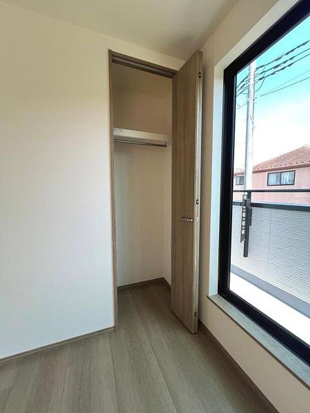 いつでもお部屋をスッキリお使い頂ける収納スペースを設置。