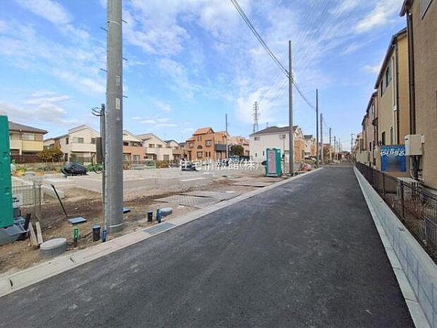 前面道路を含めた現地写真です。