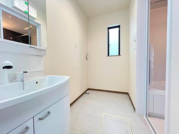 快適で清潔感がある脱衣スペースです。