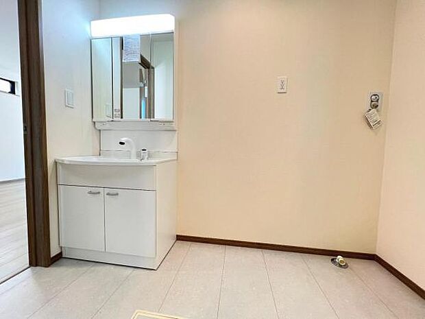 独立洗面台の横にはランドリースペースがございます。