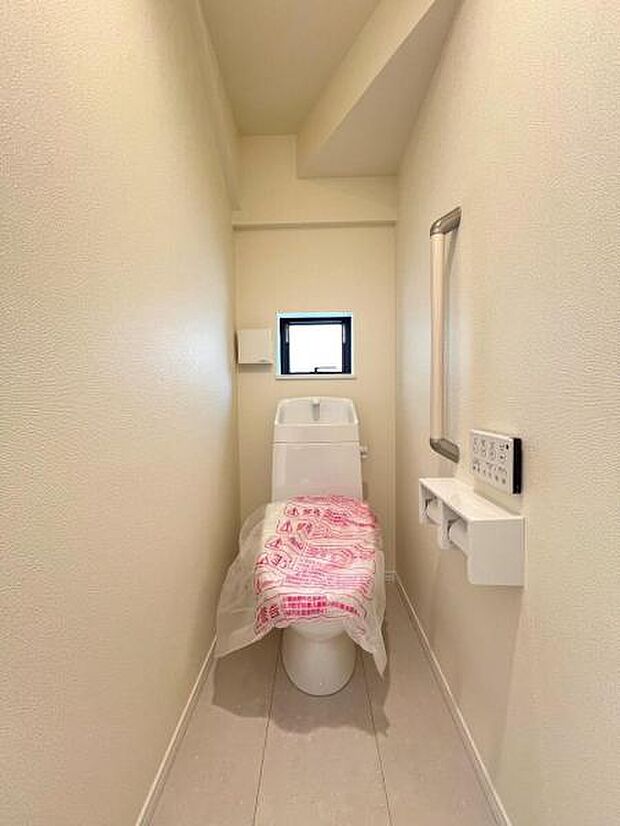 シャワー洗浄機能付のトイレは、清潔感が印象的な空間ですね。
