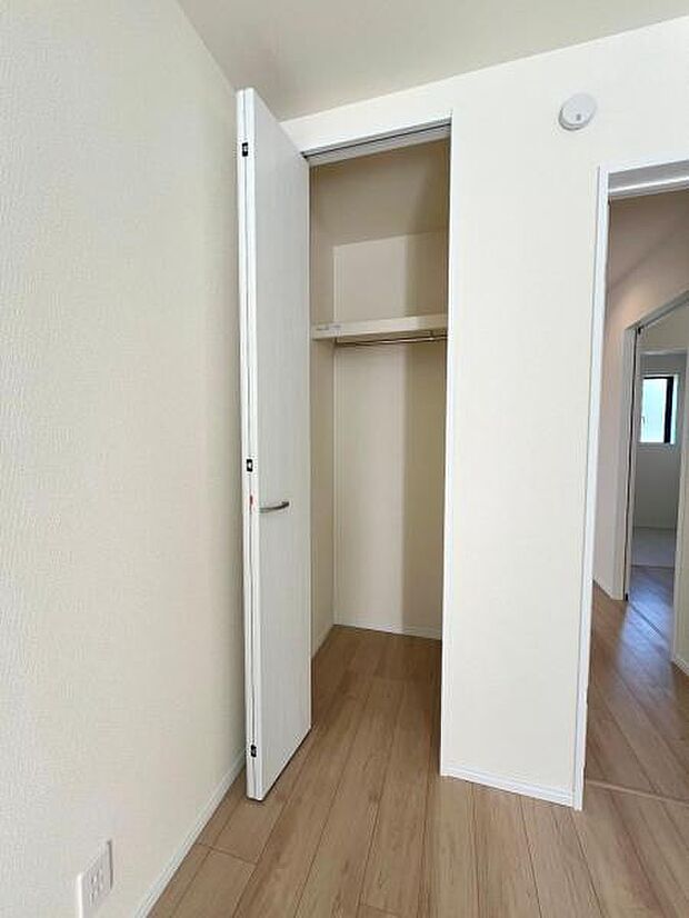 いつでもお部屋をスッキリお使い頂ける収納スペースを設置。