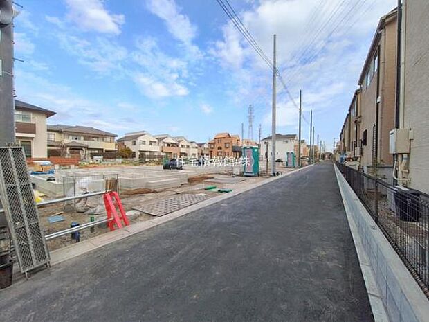 前面道路を含めた現地写真です。