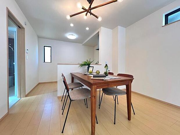 お食事中もキッチンと会話が楽しめるダイニングスペース。