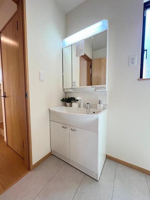 洗面化粧台です。朝の身支度から1日が始まります。