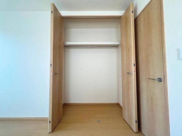 いつでもお部屋をスッキリお使い頂ける収納スペースを設置。
