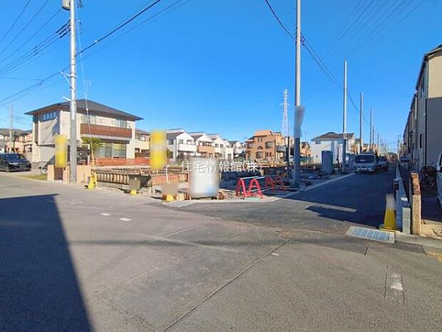 前面道路を含めた現地写真です。